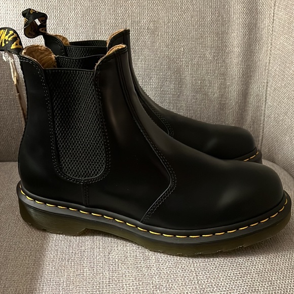 Dr. Martens 2976 Smooth Chelsea Boot - Picture 6 of 9
